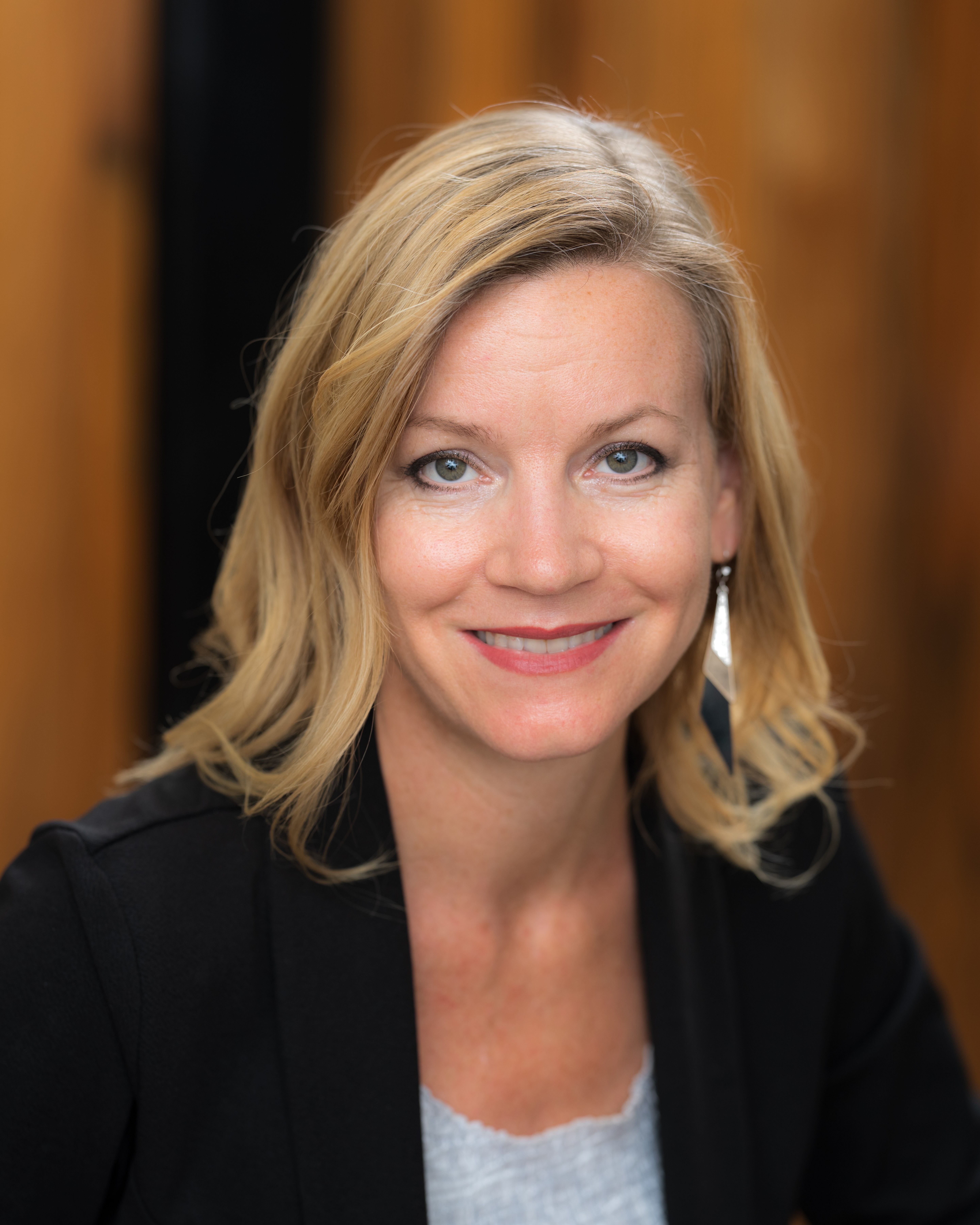 Annie Boxell – Keyboards & Vocals (as Christine McVie)