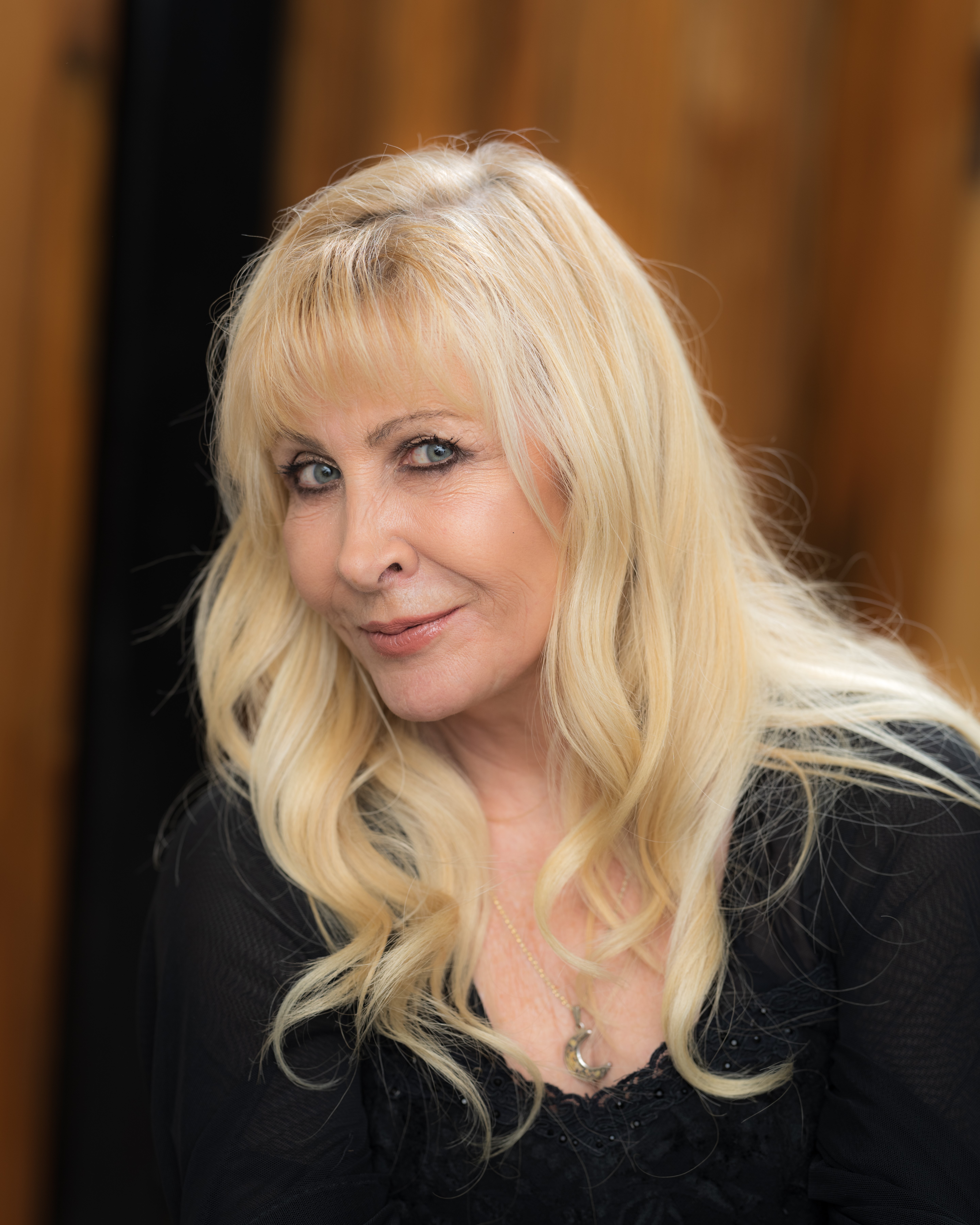 Michelle Tyler – Lead Vocals (as Stevie Nicks)