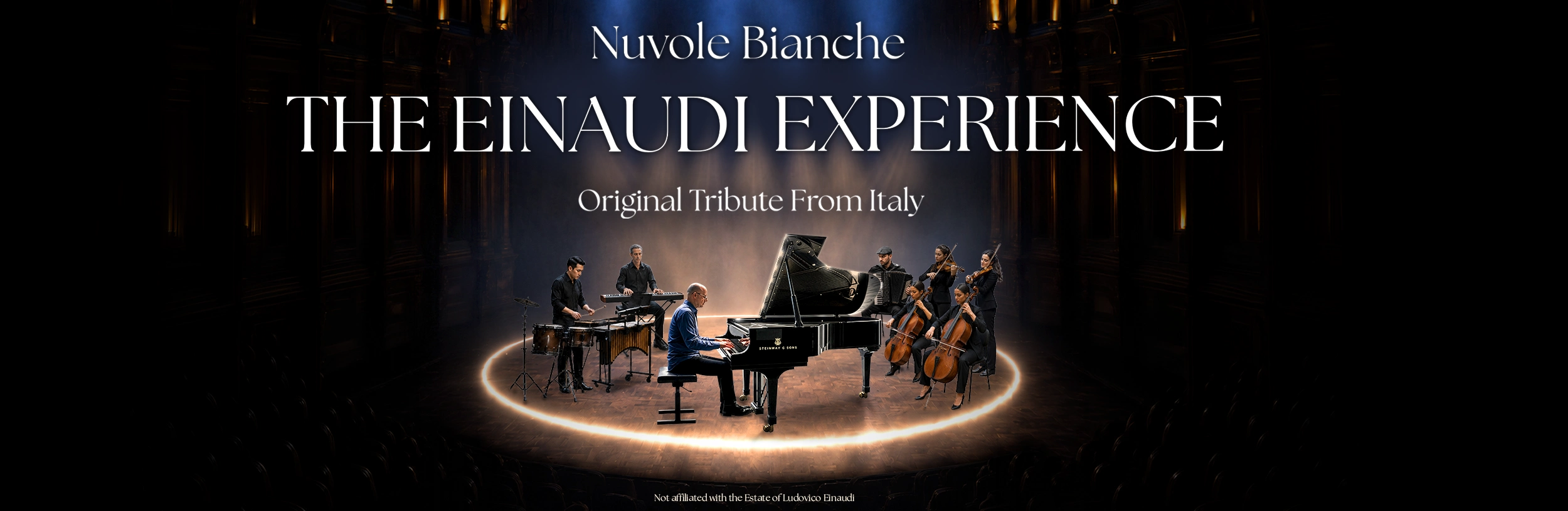 Nuvole Bianche – The Einaudi Experience mit Pianist, Streichern und Musikern auf einer stimmungsvoll beleuchteten Bühne